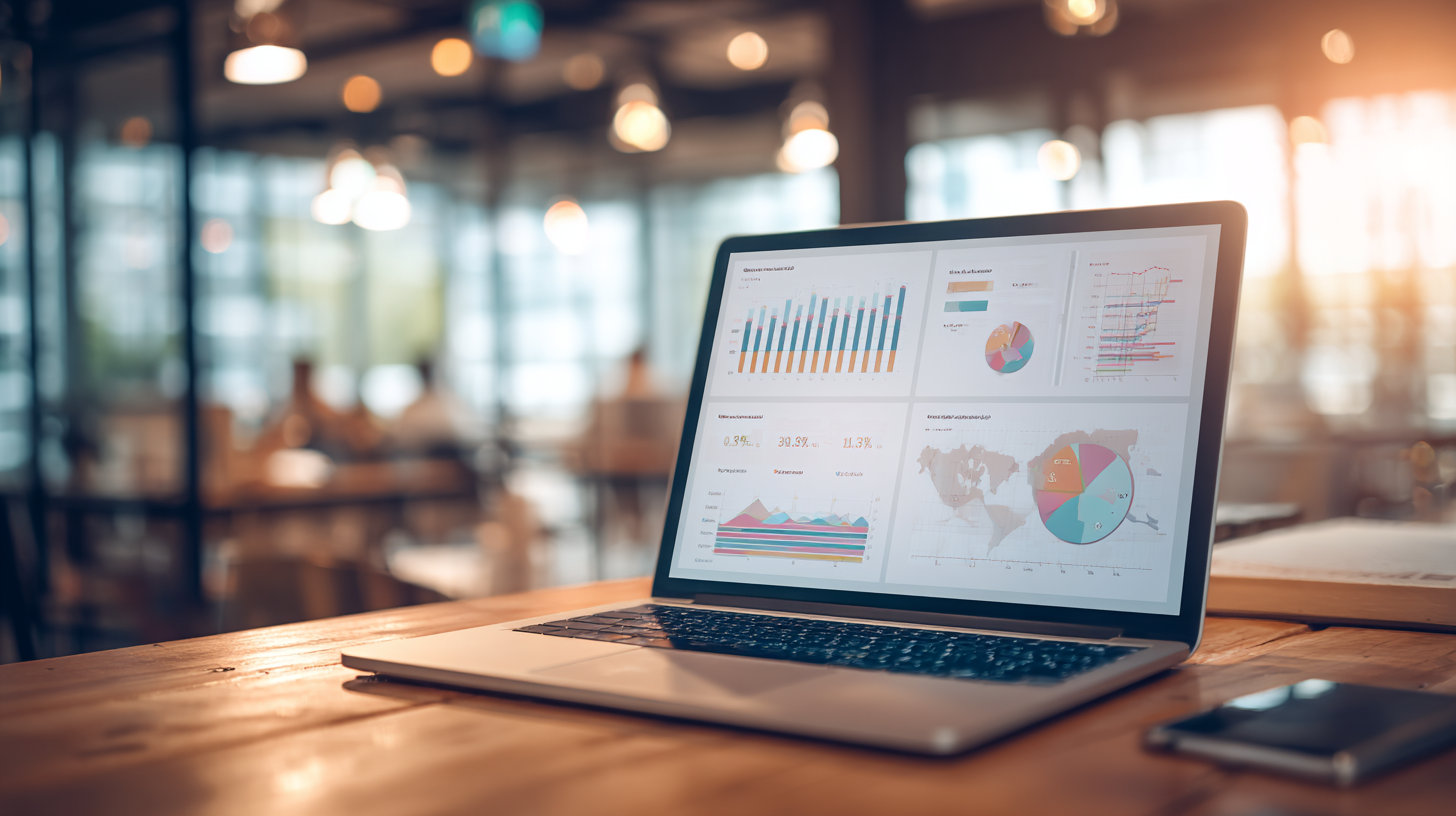 Menschen unterschiedlicher Altersgruppen lernen digitales Marketing, moderner Arbeitsplatz, Laptop mit Marketing-Dashboards, Social Media Icons, Charts und Analytics im Hintergrund, Weiterbildungssituation, professionell, realistisch, inspirierend, helle Farben, modernes Corporate Design