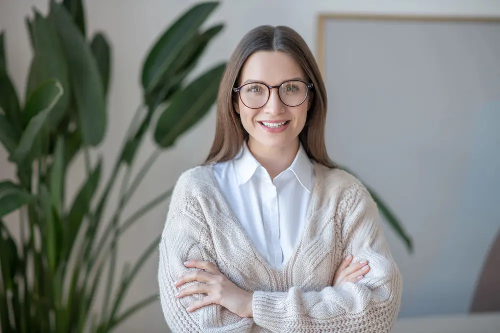 Lächelnde Frau mit Brille bei einer beruflichen Weiterbildung in München