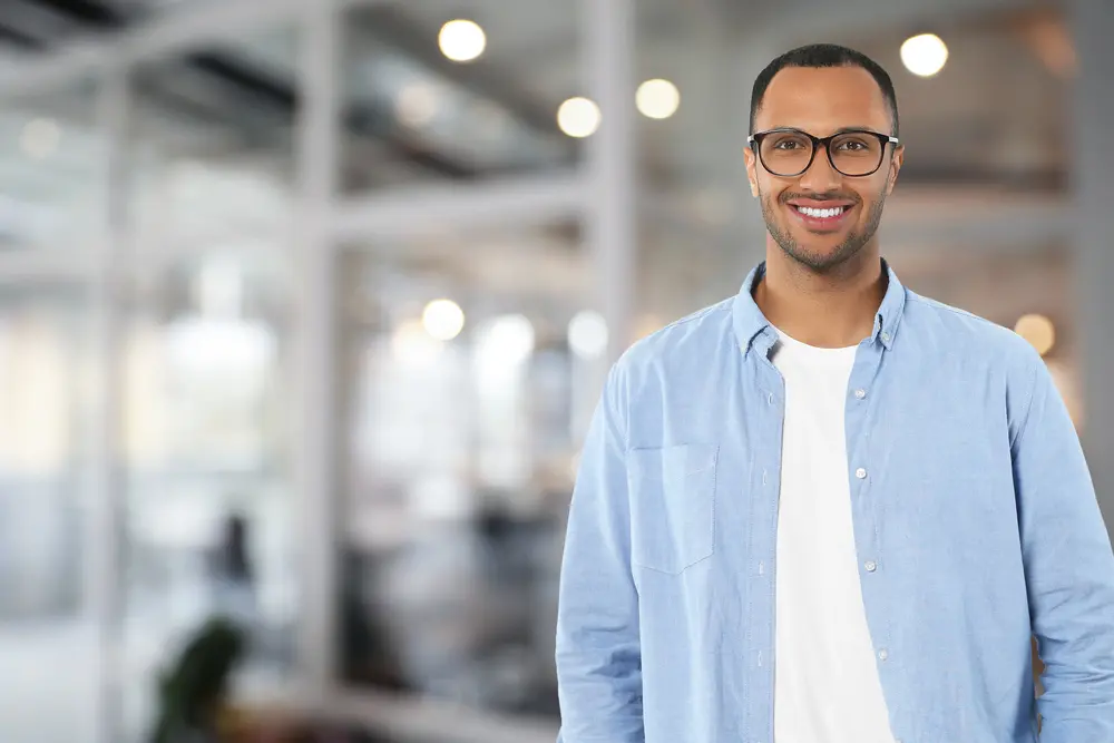 Lächelnder Business- und Projektmanager in einem modernen Büro